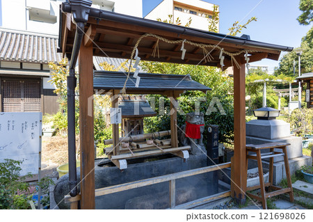 Kamata Shrine's Chozuya (purification fountain) / Yodogawa Ward, Osaka City (photographed in October 2024) Kamata Shrine's Chozuya (purification fountain) / Yodogawa Ward, Osaka City (photographed in October 2024) 121698026