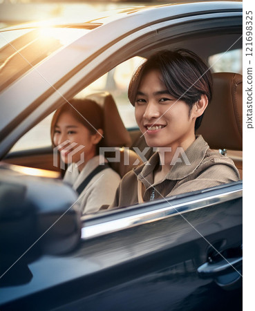 亞洲夫妻開車 121698325