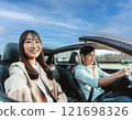 駕駛敞篷車的亞洲夫婦 121698326