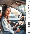 駕駛汽車的一名微笑的婦女 121698327