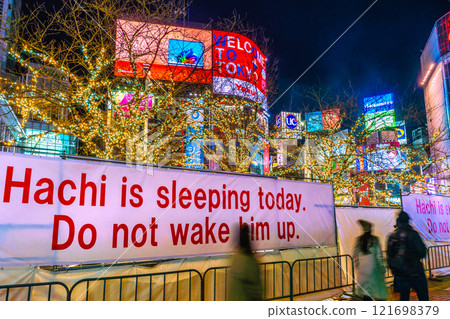 Tokyo cityscape, Japan, New Year's Eve. View of the fence surrounding the Shibuya Hachiko statue, etc. = December 31, 2024 121698379