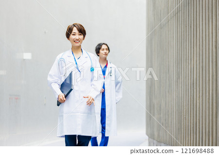 在醫院工作的男性和女性醫生 在醫院工作的男性和女性醫生 121698488