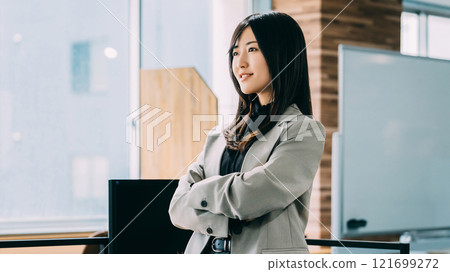 Smiling woman with folded arms, businesswoman Smiling woman with folded arms, businesswoman 121699272