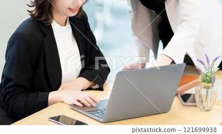 使用計算機的兩名女商人 121699938