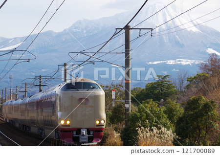 The Sunrise Izumo No. 91 sleeper express train bound for Izumo runs on the Sanin Main Line with tourists on board for the New Year's holiday, with the snow-capped Mt. Daisen in the background. The Sunrise Izumo No. 91 sleeper express train bound for Izumo runs on the Sanin Main Line with tourists on board for the New Year's holiday, with the snow-capped Mt. Daisen in the background. 121700089