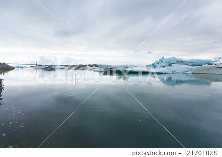 Icebergs on water, Jokulsarlon glacial lake, Iceland Icebergs on water, Jokulsarlon glacial lake, Iceland 121701028