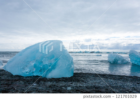 Icebergs on water, Jokulsarlon glacial lake, Iceland Icebergs on water, Jokulsarlon glacial lake, Iceland 121701029