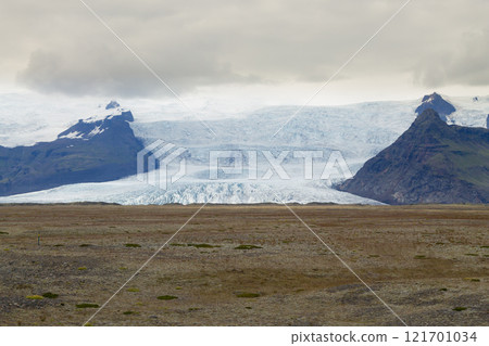 Vatnajokull glacier side view, south Iceland landscape. 121701034