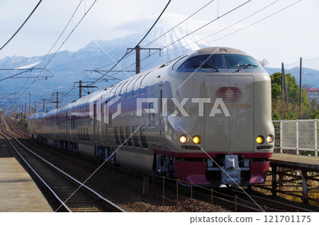 The Sunrise Izumo No. 91 sleeper express train bound for Izumo runs on the Sanin Main Line with tourists on board for the New Year's holiday, with the snow-capped Mt. Daisen in the background. The Sunrise Izumo No. 91 sleeper express train bound for Izumo runs on the Sanin Main Line with tourists on board for the New Year's holiday, with the snow-capped Mt. Daisen in the background. 121701175