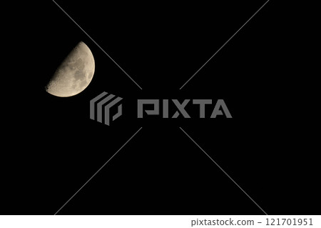 Waxing crescent moon on the eleventh day of Kannazuki, Hokuto City, Yamanashi Prefecture 121701951