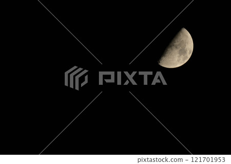 Waxing crescent moon on the eleventh day of Kannazuki, Hokuto City, Yamanashi Prefecture 121701953