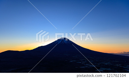 日出天空和富士山的壯麗景色 日出天空和富士山的壯麗景色 121702104