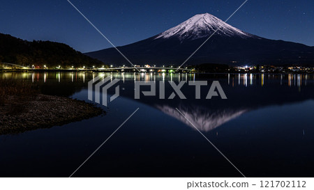 Night view of upside-down Fuji reflected in Lake Kawaguchi 121702112