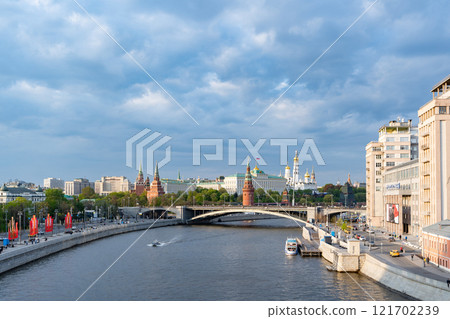 Panoramic view of Moscow Kremlin, Moskva river in spring day 121702239