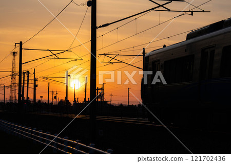 [Sunset material] Scenery of the Ainokaze Toyama Railway at dusk [Toyama Prefecture] 121702436