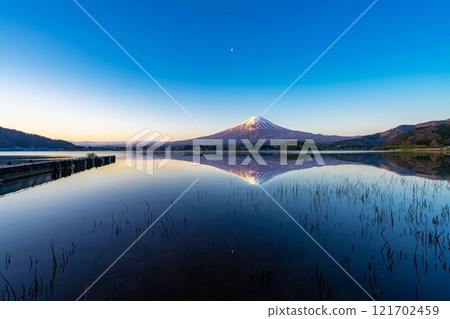 [Mt. Fuji material] Mt. Fuji seen from Lake Kawaguchi on a winter morning [Yamanashi Prefecture] 121702459
