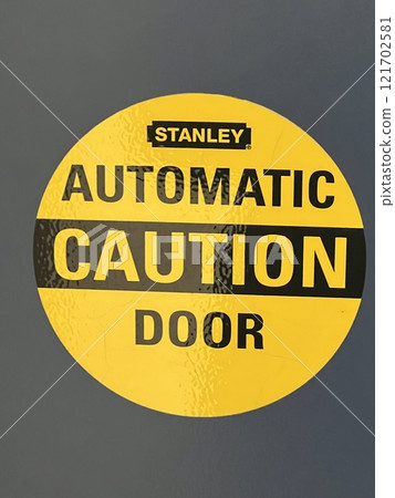 A sign warning that the door is automatic 121702581