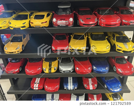 玩具店裡排列著色彩繽紛的迷你車 玩具店裡排列著色彩繽紛的迷你車 121702589