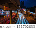 夜間從人行天橋看到汽車的光跡 121702833