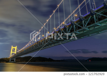 從岡山縣田浦公園正下方看到的瀨戶大橋夜景 121702920