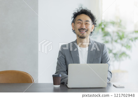 一個微笑著工作的商人 121702948