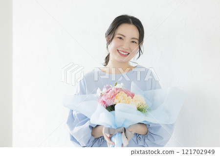 Young lady's portrait 121702949