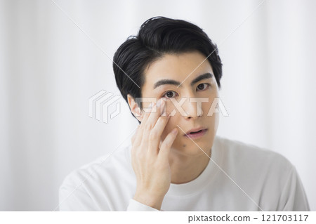 做皮膚護理的年輕人 121703117