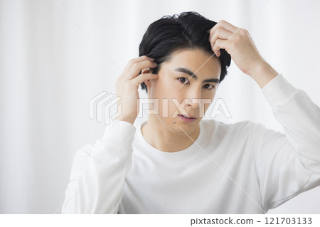 做頭髮護理的年輕人 做頭髮護理的年輕人 121703133