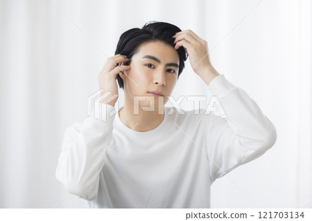 做頭髮護理的年輕人 做頭髮護理的年輕人 121703134