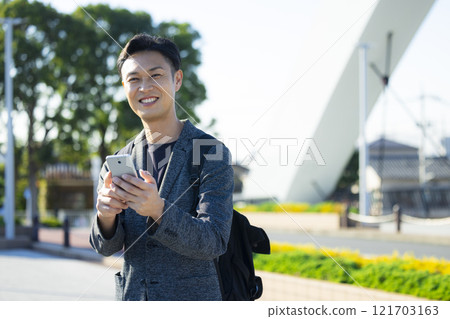 城市裡有智慧型手機的男人 121703163