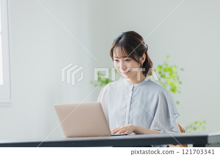 Business woman 121703341
