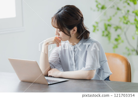 A woman using a computer 121703354