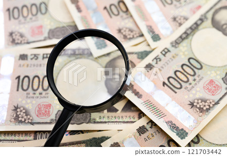 Money and magnifying glass 121703442
