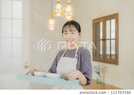 Cafe clerk woman 121703580