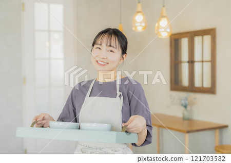 咖啡館職員女人 121703582