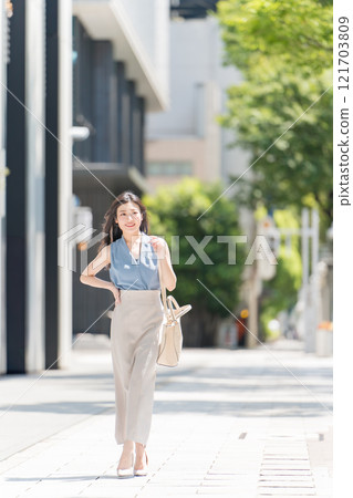 A businesswoman walking through the business district of Hirokoji-dori in Fushimi, Nagoya 121703809