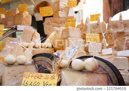 堆放在市場商店裡的起司堆 堆放在市場商店裡的起司堆 121704019