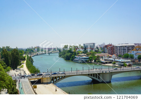 仲夏安達盧西亞地區河流城市景觀 仲夏安達盧西亞地區河流城市景觀 121704069