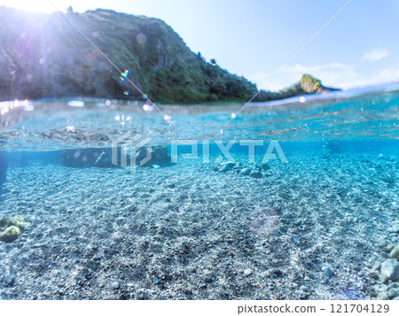 A half-surface shot of the beautiful sea of Hirizo Beach. Hirizo Beach, Nakagi, Minamiizu-cho, Kamo-gun, Izu Peninsula, Shizuoka Prefecture, 2024 A half-surface shot of the beautiful sea of Hirizo Beach. Hirizo Beach, Nakagi, Minamiizu-cho, Kamo-gun, Izu Peninsula, Shizuoka Prefecture, 2024 121704129