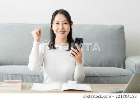 一位中年婦女對在智慧型手機上保存家庭帳本感到滿意 121704158