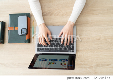 一位女士在手邊將數據輸入計算機 一位女士在手邊將數據輸入計算機 121704163