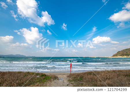 冬季海岸和藍天 121704299