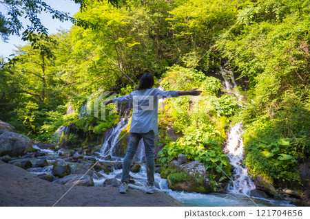 一個來到清澈溪流的人 121704656