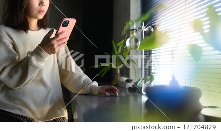 操作智能手機的婦女 121704829