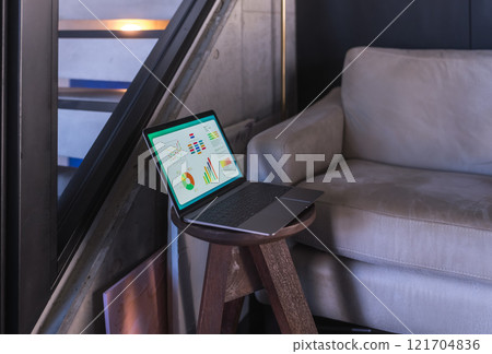 在有電腦的房間裡 121704836