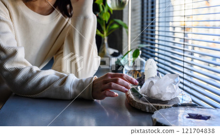 克里斯特爾和一名20多歲的女人 121704838