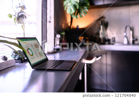 在有電腦的房間裡 121704840