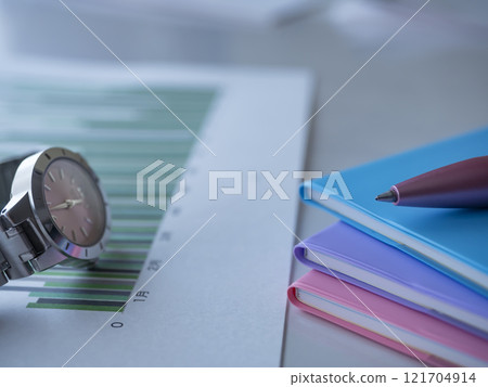 圖表、筆記本和手錶放在桌上 121704914