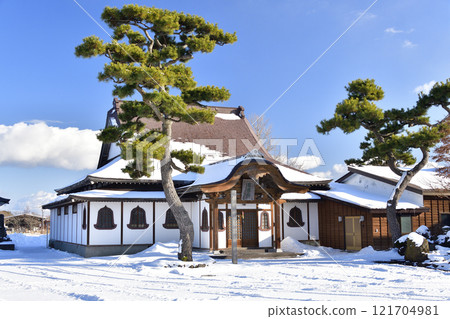 Photographing the grounds of Mokushozan Ryuonji Temple in Yakumo Town, Hokkaido in winter Photographing the grounds of Mokushozan Ryuonji Temple in Yakumo Town, Hokkaido in winter 121704981