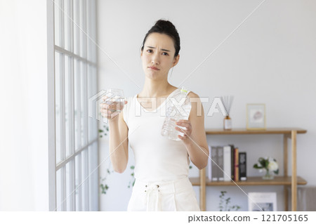 Diet: A woman who has difficulty drinking water Diet: A woman who has difficulty drinking water 121705165